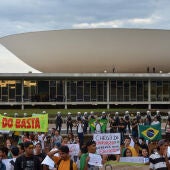 Manifestantes protestan frente al Congreso Nacional en Brasilia