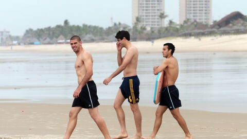 Vald&eacute;s, Javi Mart&iacute;nez y Pedro, en la playa de Fortaleza