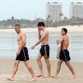Valdés, Javi Martínez y Pedro, en la playa de Fortaleza