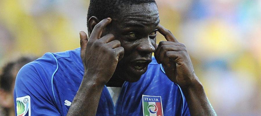 Mario Balotelli gesticula durante el último partido frente a Brasil Mario Balotelli gesticula durante el último partido frente a Brasil