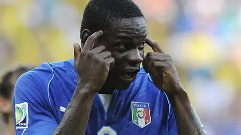 Mario Balotelli gesticula durante el último partido frente a Brasil Mario Balotelli gesticula durante el último partido frente a Brasil