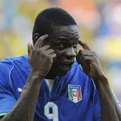 Mario Balotelli gesticula durante el último partido frente a Brasil Mario Balotelli gesticula durante el último partido frente a Brasil