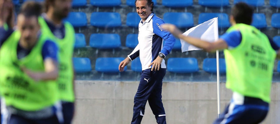Prandelli, en el entrenamiento de la selección italiana Prandelli, en el entrenamiento de la selección italiana
