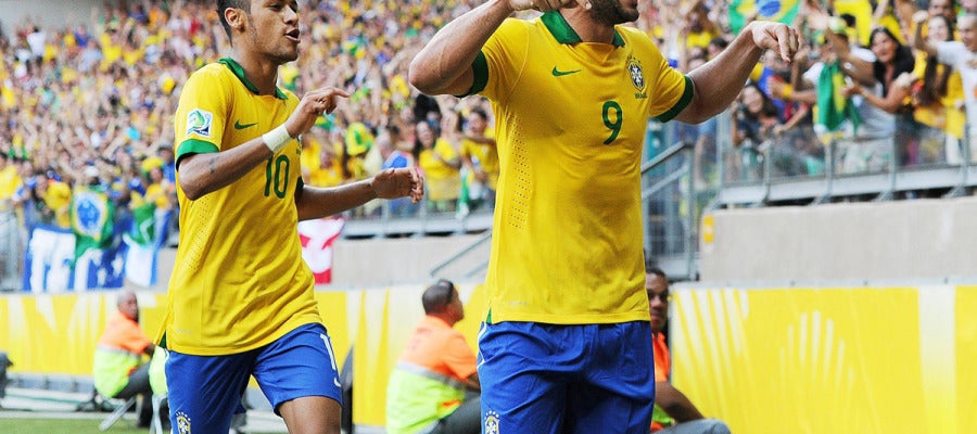 Fred celebra el primer gol junto a Neymar Fred celebra el primer gol junto a Neymar