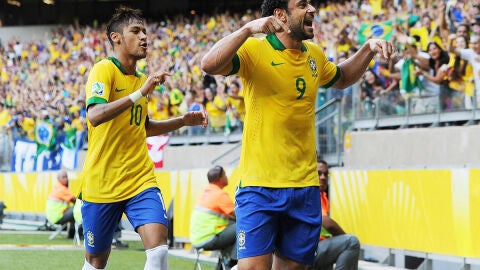 Fred celebra el primer gol junto a Neymar