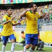 Fred celebra el primer gol junto a Neymar