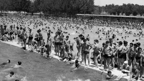 la piscina del parque sindical el día de su inauguración la piscina del parque sindical el día de su inauguración