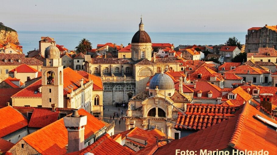 Catedral de la Asunci&oacute;n, al fondo, y la iglesia de San Blas, en Dubrovnik. Foto: Marino Holgado