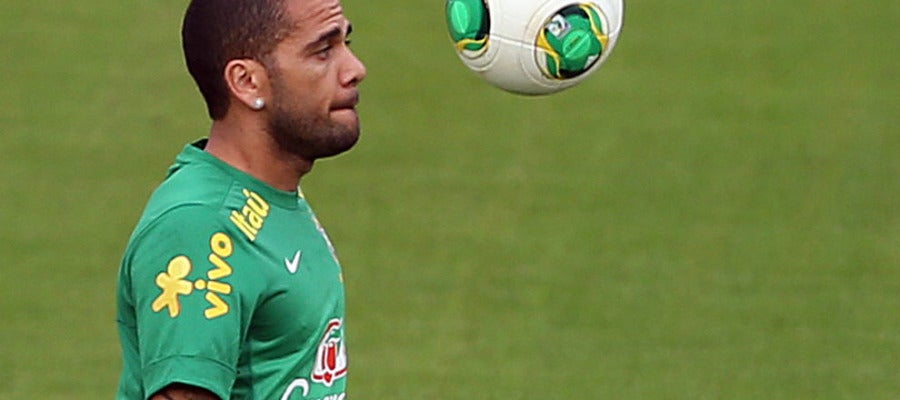 Alves controla un balón en el entrenamiento Alves controla un balón en el entrenamiento