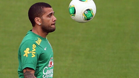 Alves controla un bal&oacute;n en el entrenamiento