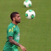 Alves controla un balón en el entrenamiento
