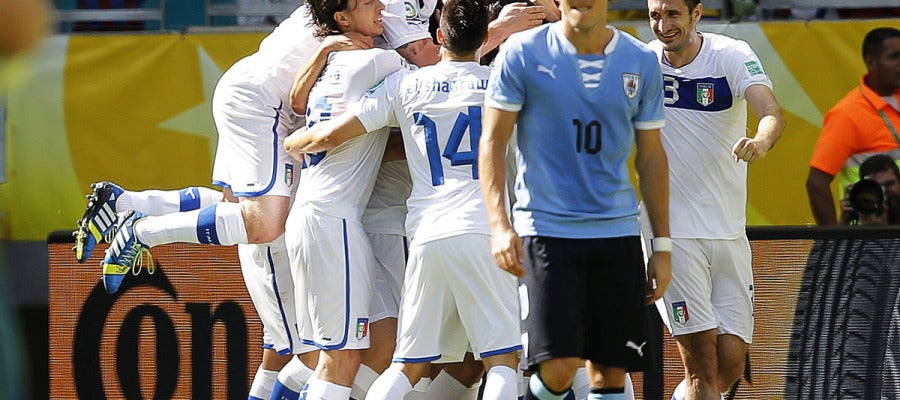 Los jugadores italianos celebran un gol junto a Forlán Los jugadores italianos celebran un gol junto a Forlán