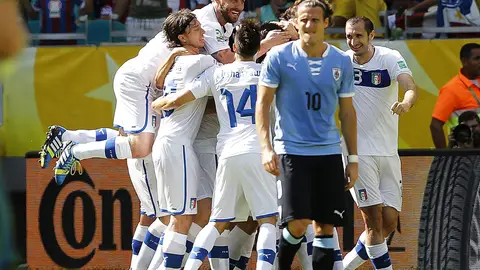 Los jugadores italianos celebran un gol junto a Forlán Los jugadores italianos celebran un gol junto a Forlán