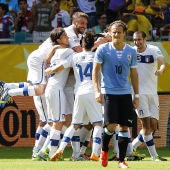 Los jugadores italianos celebran un gol junto a Forlán