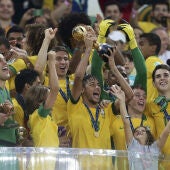 Neymar alza la Copa Confederaciones al cielo de Río de Janeiro