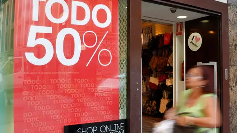 Escaparate anunciando las rebajas de verano. Escaparate anunciando las rebajas de verano.