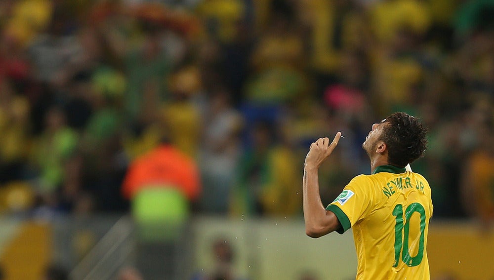 Neymar celebra su gol ante España