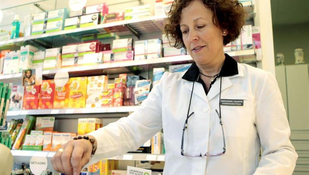Una mujer atendiendo en una farmacia