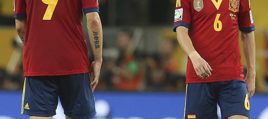 Fernando Torres, cabizbajo junto a Iniesta en Maracaná Fernando Torres, cabizbajo junto a Iniesta en Maracaná