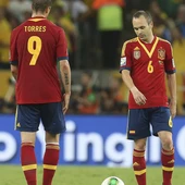 Fernando Torres, cabizbajo junto a Iniesta en Maracaná Fernando Torres, cabizbajo junto a Iniesta en Maracaná