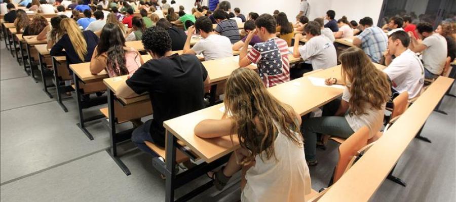 Estudiantes durante un examen Estudiantes durante un examen