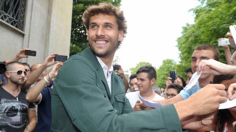 Fernando Llorente a su llegada a Turín arropado de fans