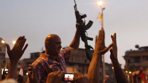 Un grupo de polic&iacute;as protege a los manifestantes que protestan contra Mursi