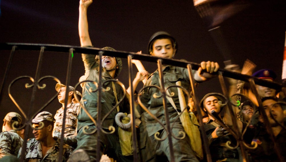 Militares celebrando la caída de Mursi