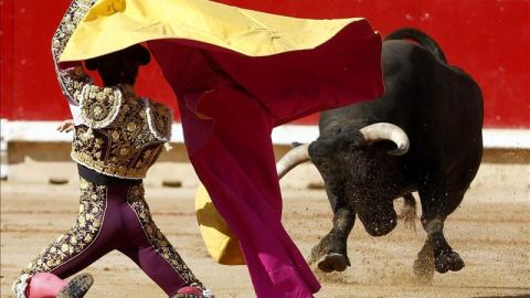 El torero sevillano Manuel Escribano recibe a porta gayola a su primer toro