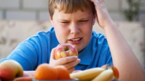 Ni&ntilde;o comiendo