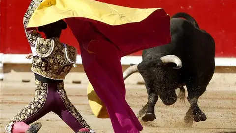 El torero sevillano Manuel Escribano recibe a porta gayola a su primer toro El torero sevillano Manuel Escribano recibe a porta gayola a su primer toro