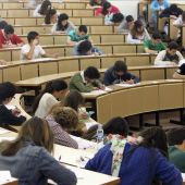 Estudiantes realizan un examen 