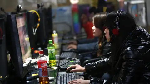 Varias personas utilizan los ordenadores de un cibercafé para conectarse a Internet en Pekín Varias personas utilizan los ordenadores de un cibercafé para conectarse a Internet en Pekín