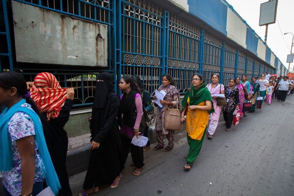La tertulia: Mueren 21 niños envenenados en un colegio de la India La tertulia: Mueren 21 niños envenenados en un colegio de la India