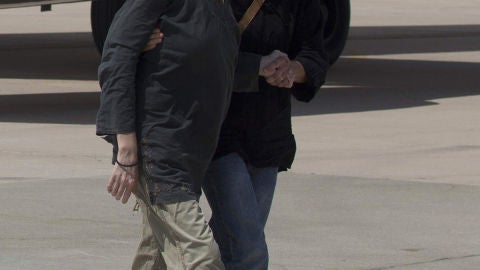 Montserrat Serra sale acompa&ntilde;ada del avi&oacute;n tras llegar a la base a&eacute;rea de Torrej&oacute;n de Ardoz (Madrid)