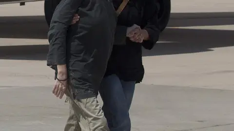 Montserrat Serra sale acompañada del avión tras llegar a la base aérea de Torrejón de Ardoz (Madrid) Montserrat Serra sale acompañada del avión tras llegar a la base aérea de Torrejón de Ardoz (Madrid)