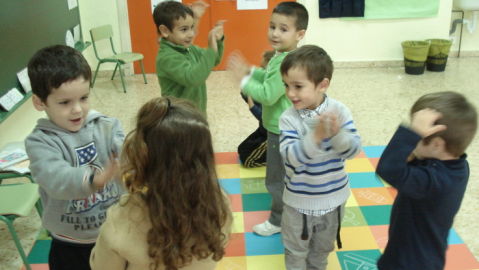 Ni&ntilde;os jugando a juegos de palmas
