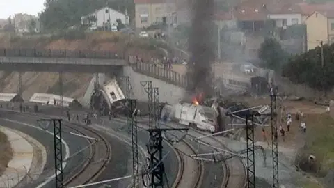 El Alvia descarrilado en Santiago El Alvia descarrilado en Santiago