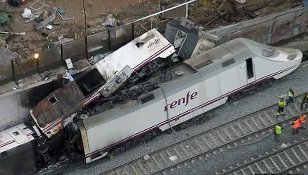 El juez del Alvia atribuye a un responsable de Adif un supuesto delito de homicidio y lesiones El juez del Alvia atribuye a un responsable de Adif un supuesto delito de homicidio y lesiones