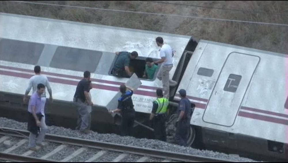 Los vecinos de Angrois, héroes anónimos del accidente Los vecinos de Angrois, héroes anónimos del accidente