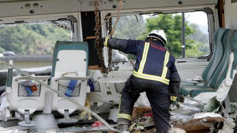 Bomberos ayudando en Santiago