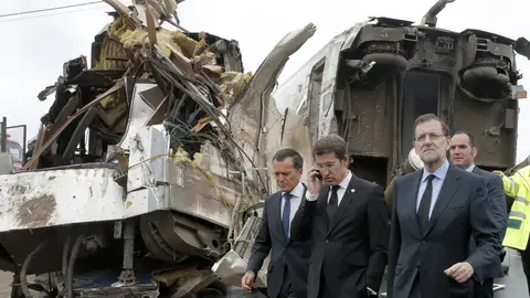 Rajoy y Feijóo junto a un vagón del tren Rajoy y Feijóo junto a un vagón del tren