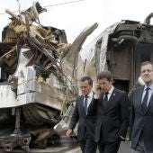 Rajoy y Feijóo junto a un vagón del tren