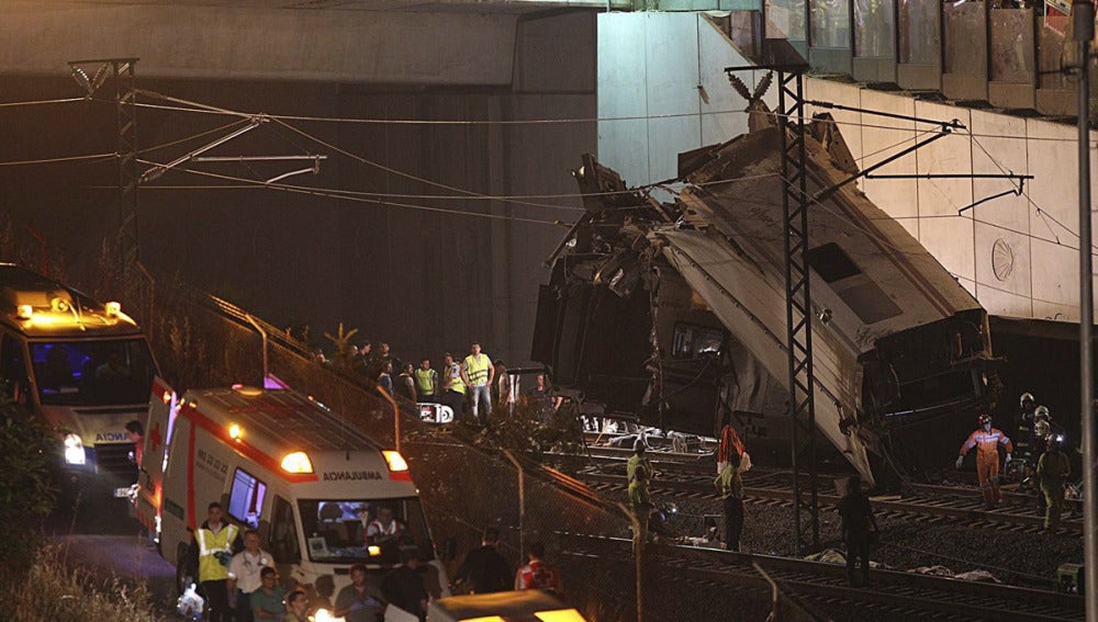 Un vagón descarrilado en el accidente de Santiago