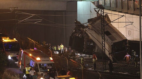 Un vag&oacute;n descarrilado en el accidente de Santiago