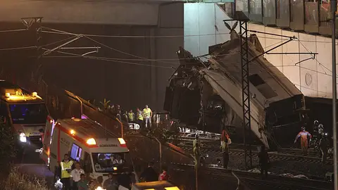 Un vagón descarrilado en el accidente de Santiago Un vagón descarrilado en el accidente de Santiago