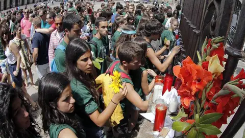 Los peregrinos depositan flores, velas y notas en la fachada de catedral de Santiago Los peregrinos depositan flores, velas y notas en la fachada de catedral de Santiago