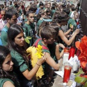 Los peregrinos depositan flores, velas y notas en la fachada de catedral de Santiago