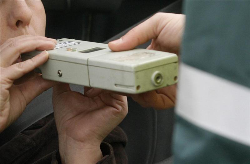 Un conductor ebrio embiste un furgón policial en un control de alcoholemia Un conductor ebrio embiste un furgón policial en un control de alcoholemia