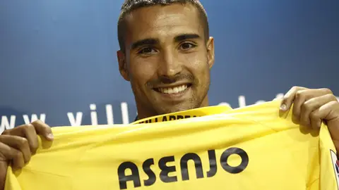 Asenjo en su presentación con el Villarreal Asenjo en su presentación con el Villarreal